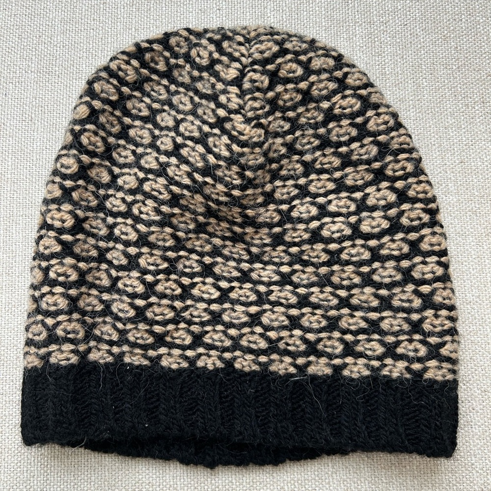 Club Monaco Italian Yarn Hat. Black & cream. OS. NWOT